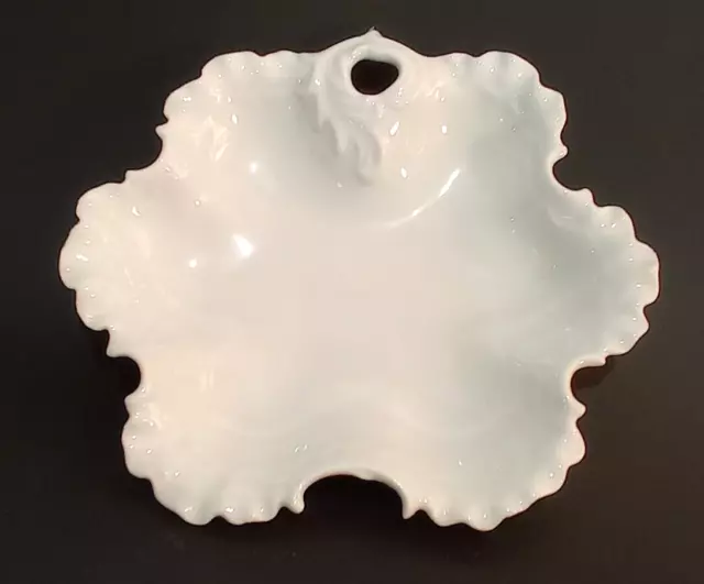 Bombonière ou vide poche en porcelaine de Limoges, en forme de feuille - 1