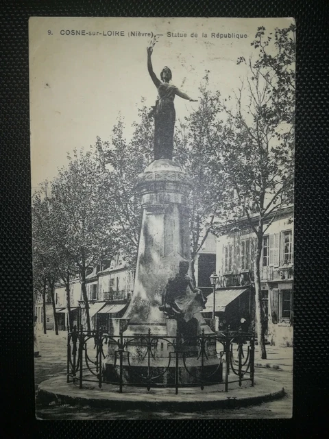 CPA 58 COSNE-SUR-LOIRE - Statue of the Republic
