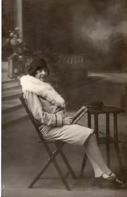 BL743 Carte Photo vintage card RPPC Femme mode fashion manteau terrasse assis
