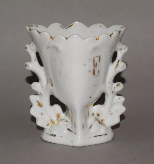 Ancien petit vase de mariée en porcelaine de Paris blanche