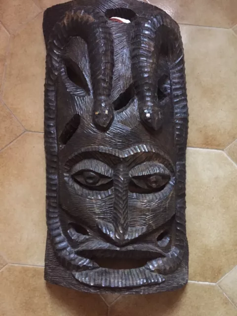 Grande Maschera africana su tronco d'albero