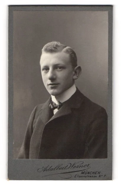 Fotografie Adalbert Werner, München, junger Mann Karl Bruder im Anzug mit Seite