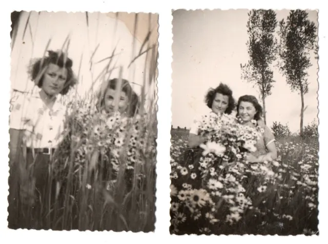photo anonyme snapshot 2 tirages c. 1950 Flower girls - été femmes fleurs flou