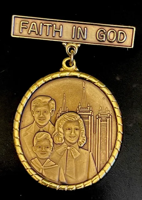 Vintage Faith In God Family Gold  Tone Medal On Pin