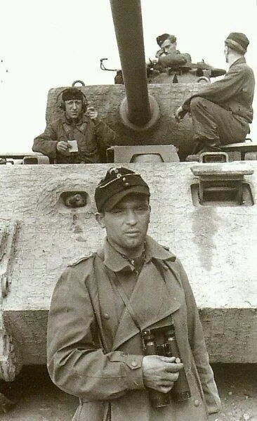 WW2 Photo WWII German Soldier with Panther Tank Pzkpfw. V Panzer   / 2268