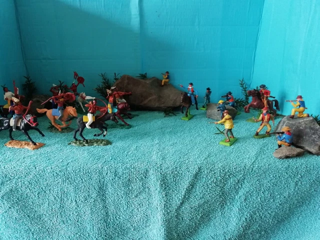 Un lot de 3 indiens en figurines plastique Timpo Britain au 1/32e incomplets