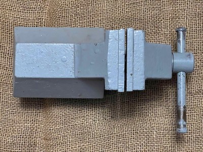 DDR-Schraubstock-SZ-mit-Amboss-80-Backenbreite-ca.jpg
