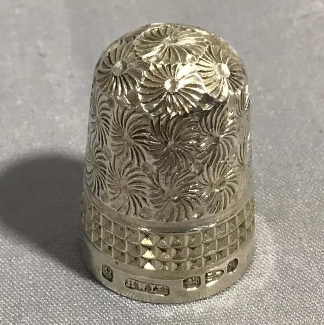 1895 Howard & Walsh Ltd. Chester Solid Silver Thimble. Daisy & Diamond. Size 8