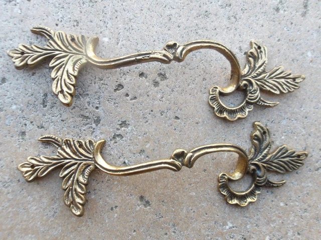 2 anciennes  grandes  poignées de meuble  en bronze de style Louis XV . TBE