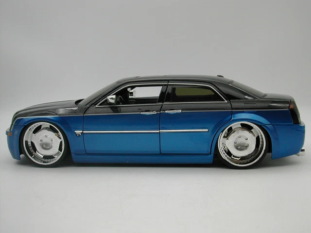 JADA 1/18 DUB City Chrysler 300c low rider street car