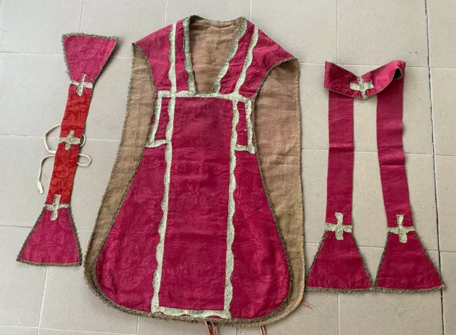 Antica Pianeta Stola E Manipolo In Tessuto Rosso E Passamaneria Argento