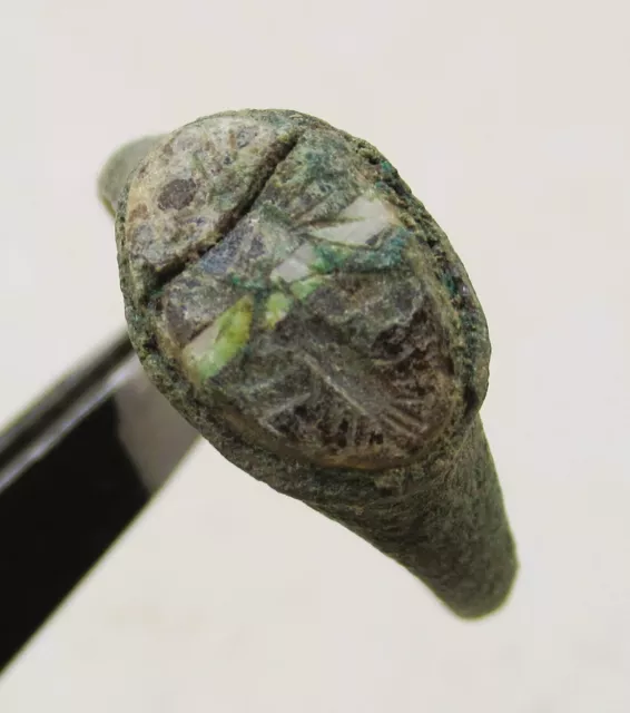 A2 Ancient Roman To Medieval Bronze Signet Ring With Decorated Bezel