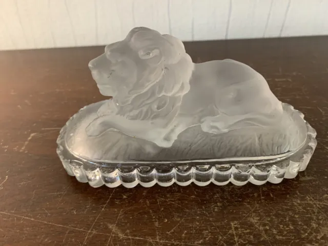 Lion allongé en cristal de Saint Louis