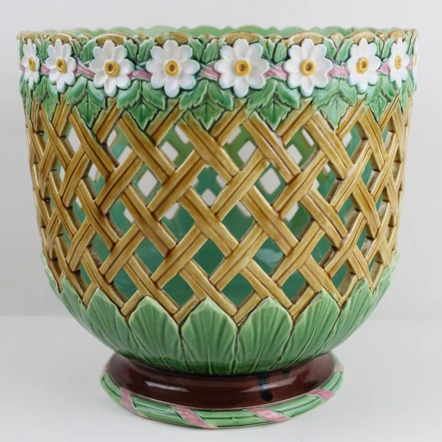 One 1860s Minton majolica 1040 daisy trellis pierced lattice planter vase 8.5 #2 One 1860s Minton majolica 1040 daisy trellis pierced lattice planter vase 8.5 #2