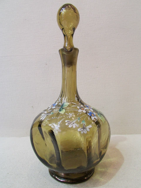 ancienne carafe en verre soufflé emaillé decor floral epoque 1900