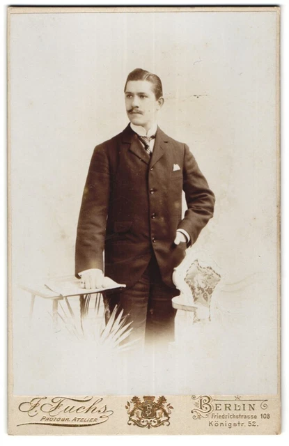 Fotografie J. Fuchs, Berlin, Friedrichstraße 108, Junger Mann mit Pomadefrisur