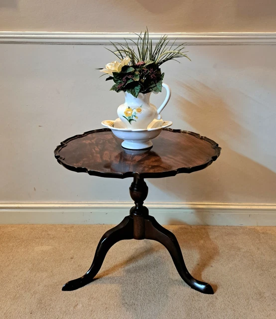 A beautifully finished Georgian Style Flip top occasional-side-sofa table
