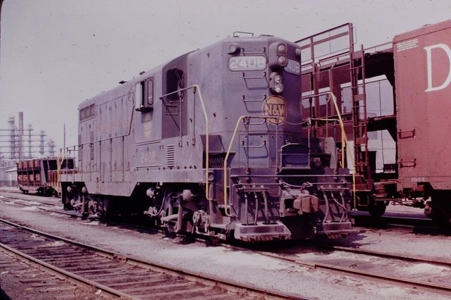 Norfolk & Western N&W Emd Gp7 Locomotive #2408 Original Ektachrome Slide