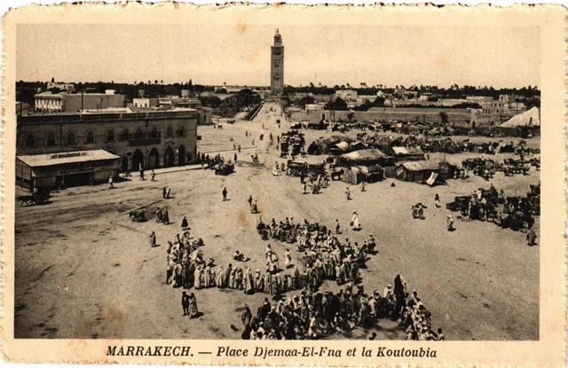 CPA AK MARRAKECH - Place Djemaa el Fna et la Koutoubia MAROC (796535)