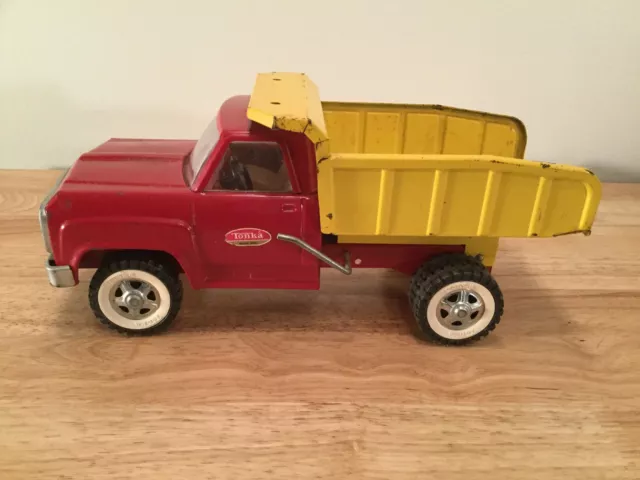 Vintage Tonka Dump Truck 1960's Pressed Steel Red & Yellow 14” Great Condition.