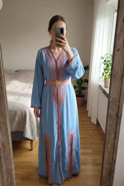 La Luxueuse Couture Traditionnelle Marocaine: Caftan en brocard doublé