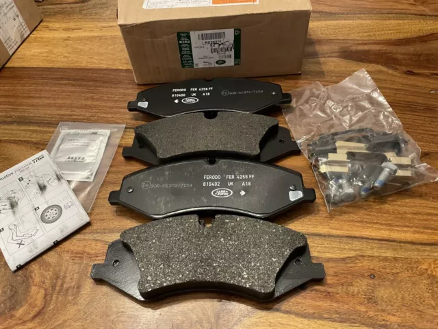 Range Rover 10-13 L322 3.0 3.6 5.0 NEW GENUINE front brake pads LR026221 2A2