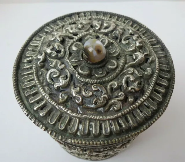 RARE Old Burmese Sterling Silver Betel Nut Box Ornate Figural Repousse Agate Top 9