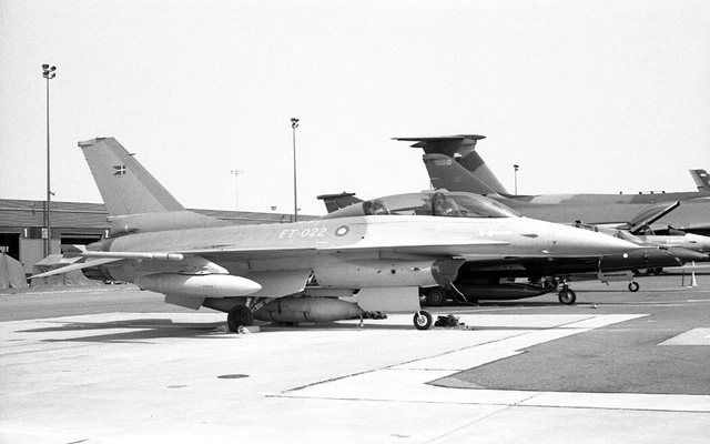 726 Sqn, RDAF, F-16B, ET-022 at Mildenhall, 26 May 1989 - B&W Neg_5507