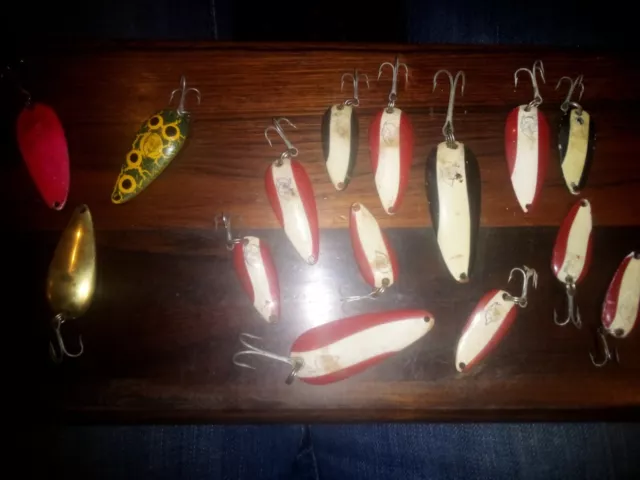 https://www.picclickimg.com/LkAAAOSw8LVmF2-R/HUGE-vintage-Daredevil-Fishing-Lure-Spoons-Lot-Of.webp