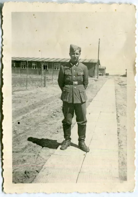 Orig. Foto Wehrmacht Deutscher Soldat Uniform vor Baracken um 1940