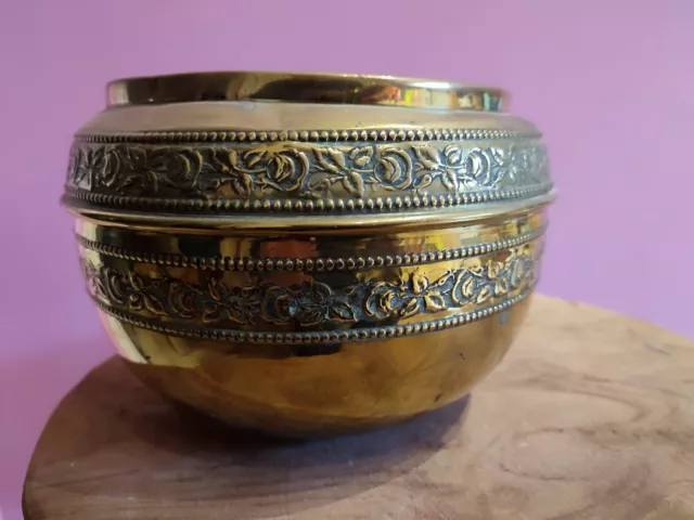 Ancien Cache Pot / Vase En Laiton Ou Cuivre Martelé Fleurs De Belle Dimension