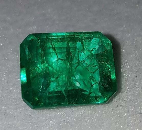 Emeraude naturelle de Colombie de 6,27 carats avec certificat