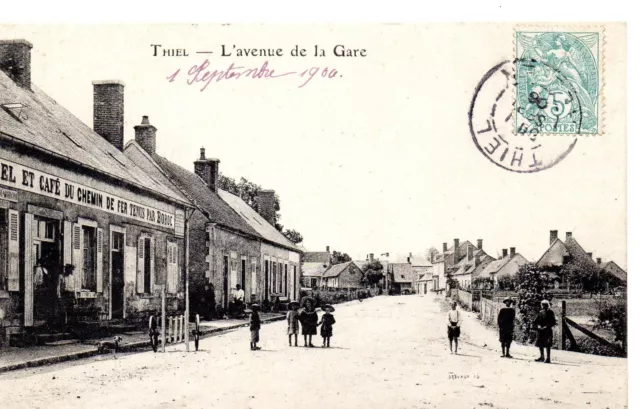 CPA de THIEL (03 Allier), L'avenue de la gare, animée, 1906