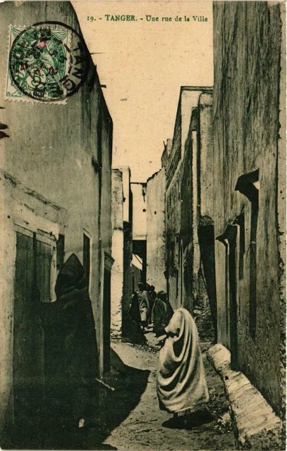 CPA AK TANGER Une rue de la Ville MAROC (689993)