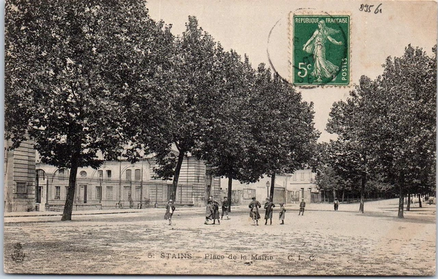 95 STAINS - la place de la mairie
