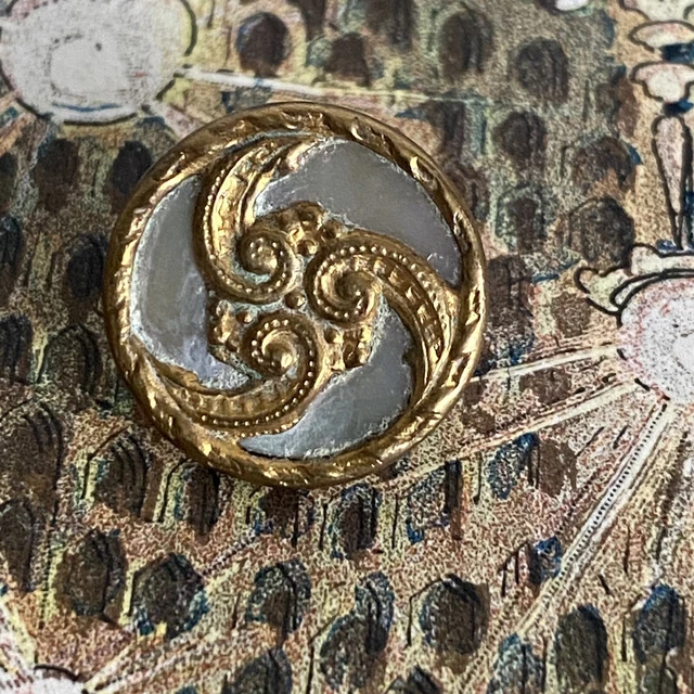 Ancien Bouton nacre et métal doré Collection mercerie costume Couture