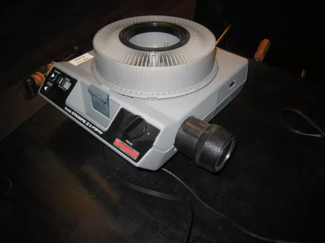 Proyector de diapositivas Kodak Ektagraphic III B bandeja de 80 diapositivas con accesorios