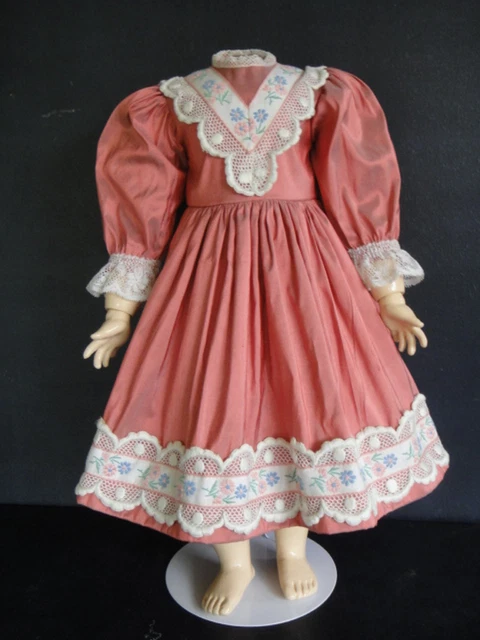 Robe En Soie Pour Poupée De 45 Cm - Dentelles Anciennes - Georgette Bravot (France, 1947)
