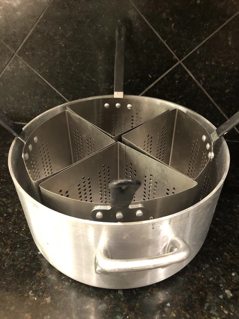 20 Qt. Round Aluminum Pasta Pot w/ 4 Strainer Insets Used 1 Time See Desc & Pics