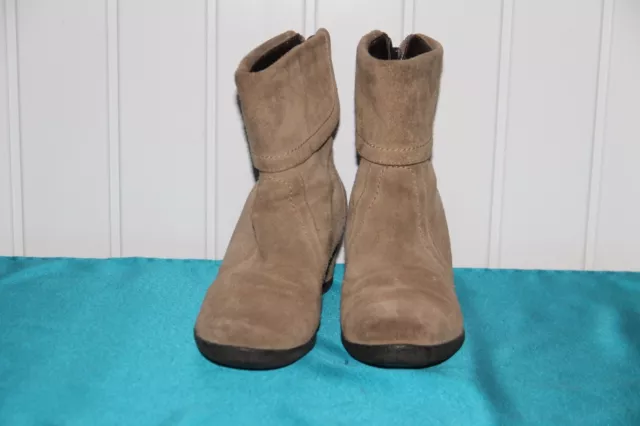 jolies bottines compensées en daim GEOX pointure 40 très bon état