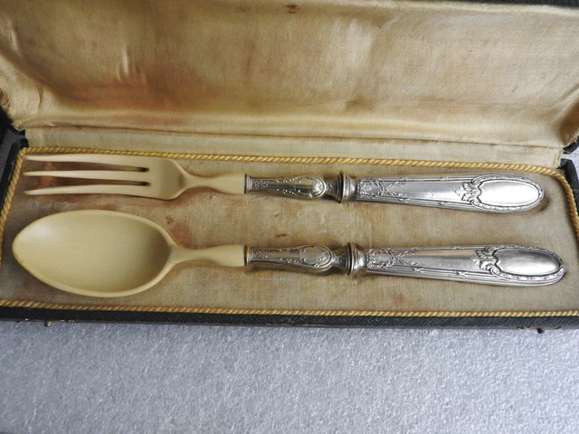 Couverts De Service à Dessert à Manches En Argent Fourré. On Joint Un Couvert De Service A Salade Et Une Cuillere De Service En Metal Argente Coffret