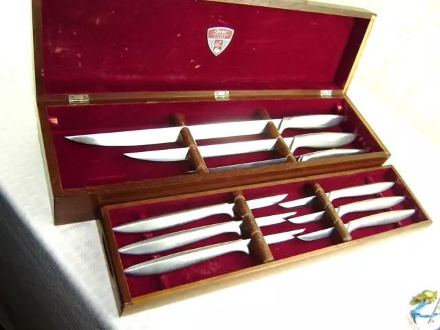 VINTAGE GERBER LEGENDARY BLADES CARVING SET & 6 STEAK KNIVES in same WALNUT CASE