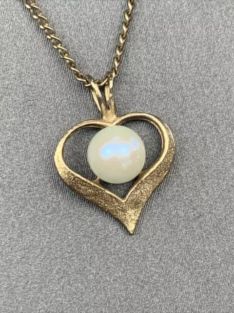 VINTAGE 14 KARAT yellow gold heart White pearl pendant necklace 18 ...