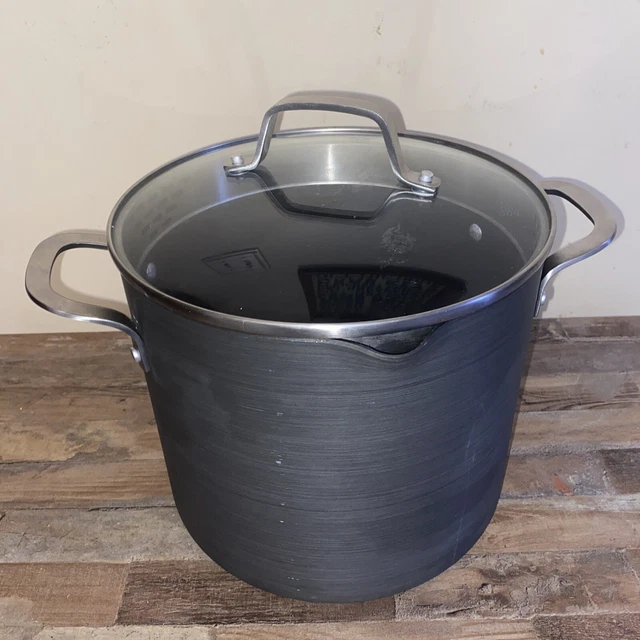 Olla de stock Calphalon Classic 8 qt con pico de vertido y arañazos en la tapa del colador