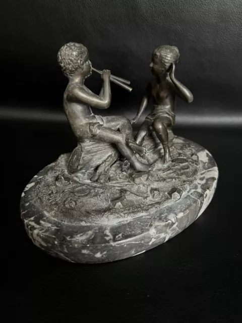 Antike alte Bronzefigur Junge & Mädchen mit  Flöte auf Marmorsockel um 1900 2