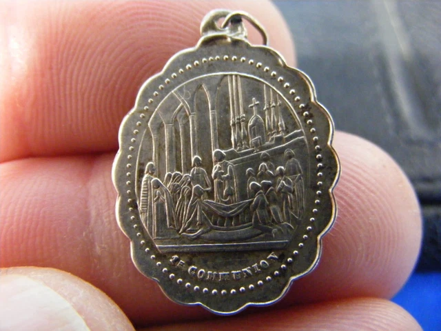 Gravée en 1869, rare médaille religieuse ancienne en argent (MARQUÉE) pendentif médaillon médaillon de la Sainte Famille, Première Communion - Collection