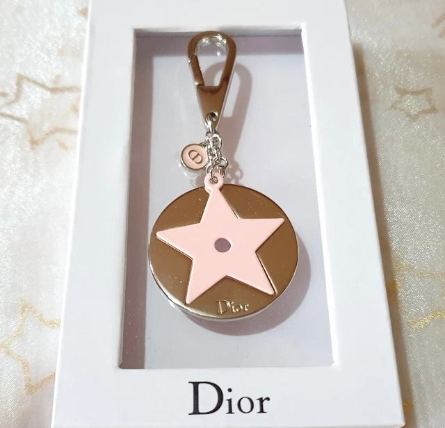 Authentique  porte clés *Dior*en métal argenté médaillon étoile signé Dior. Neuf