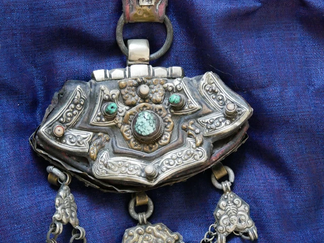 Ancienne bourse tibétaine  cuir et laiton Tibet 
