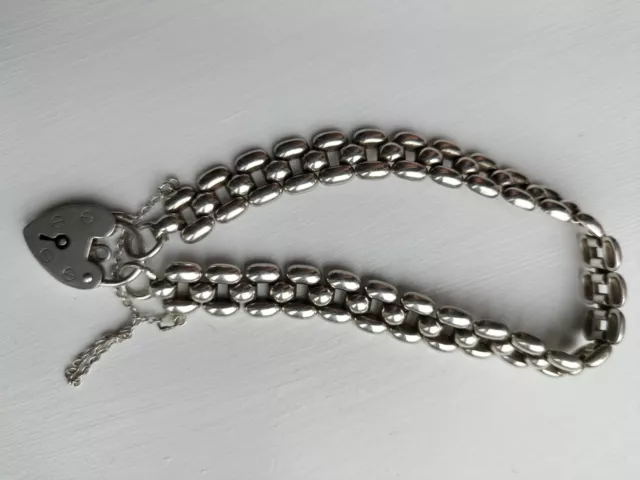 A Pretty 925 Fully Hallmarked Silver Bracelet With Heart Lock, 17gms