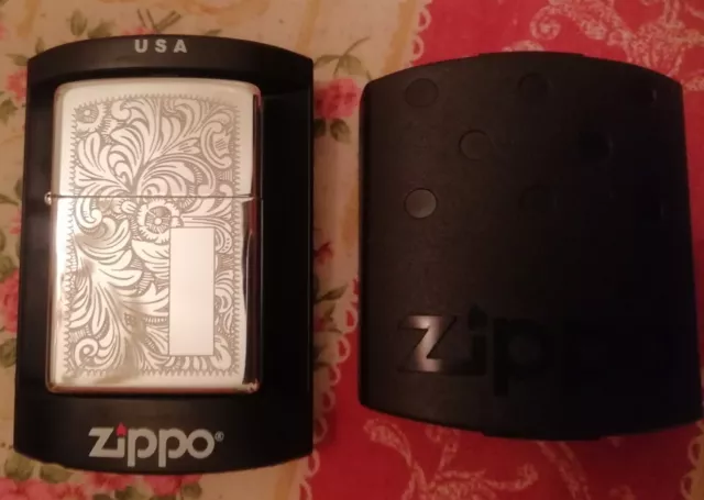 Zippo Accendino "Veneziano Cromo" Colore Argento Intarsi ad incisione  Mai Usato